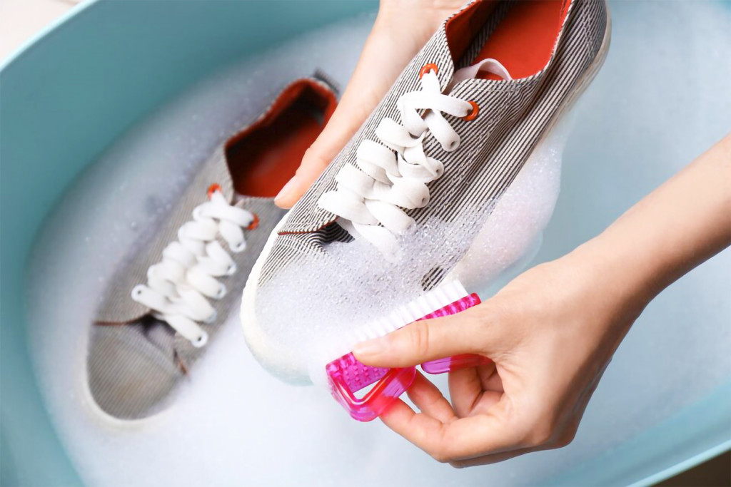 Shoe-Cleaning-by-Hand